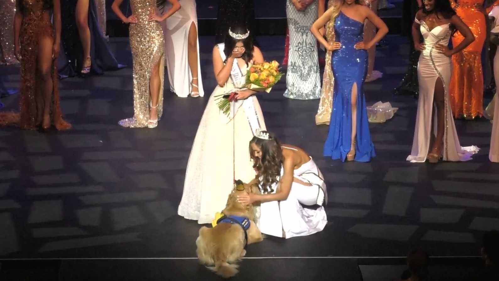 Alison Appleby és kutyája Brady megnyerik a Miss Dallas Teen 2022-es szépségversenyt.