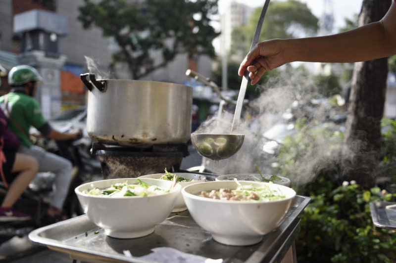 Phở leves utcai ételként árusítva, autentikus környezetben Vietnámban