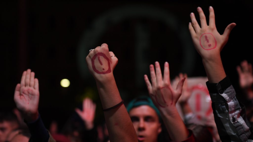 A tanárok melletti szolidaritási tüntetés és koncert résztvevői Budapesten, a Kossuth téren 2022. október 5-én