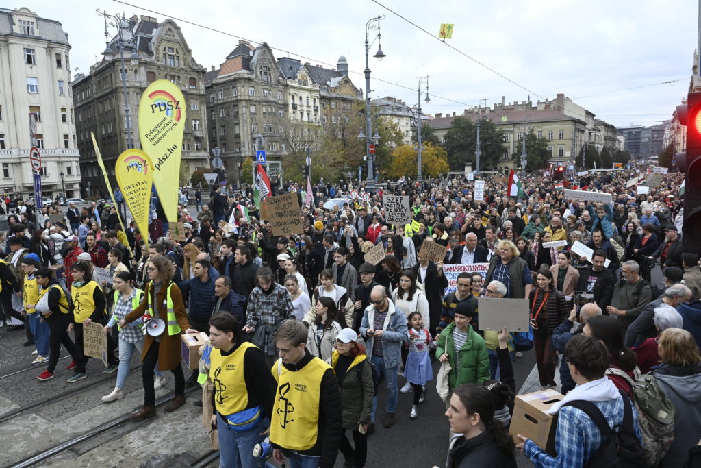 A tanárokért tüntető diákok egy óriási élőláncot terveznek október 27-re