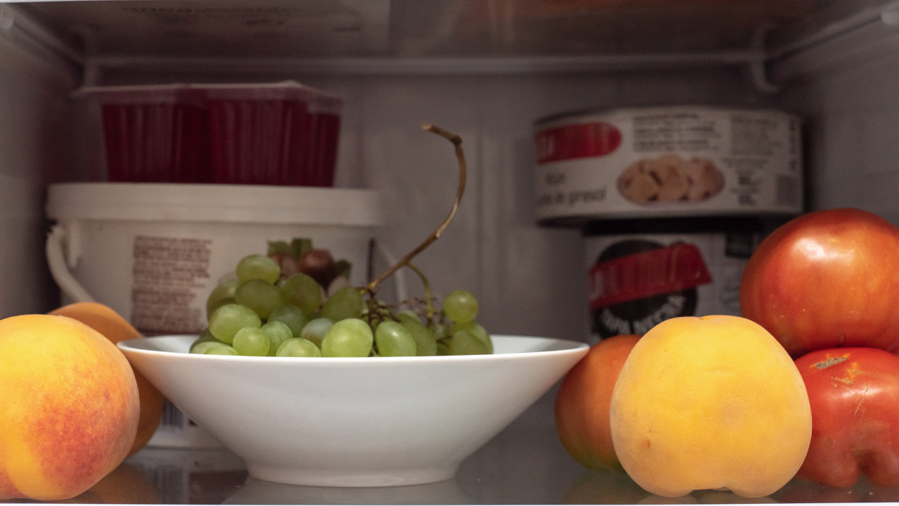 Hűtőszekrénybelső gyümölcsökkel, konzervekkel