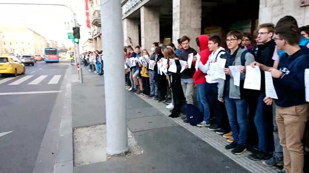 Pedagógugssztrájk: ilyen volt az élőlánc Budapesten – videó