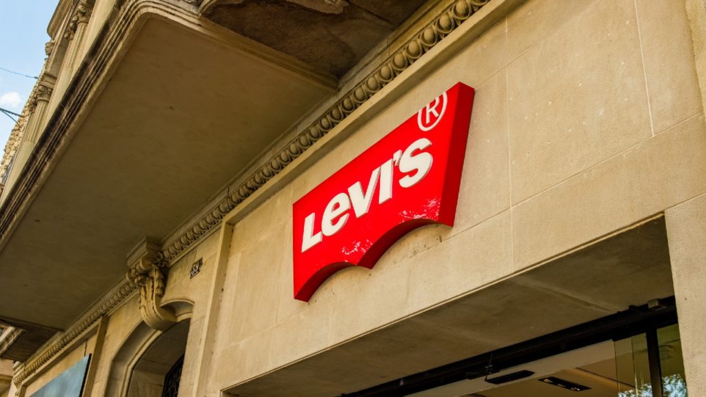 40 millió forintért adtak el egy 140 éves Levi’s farmert: így néz ki most