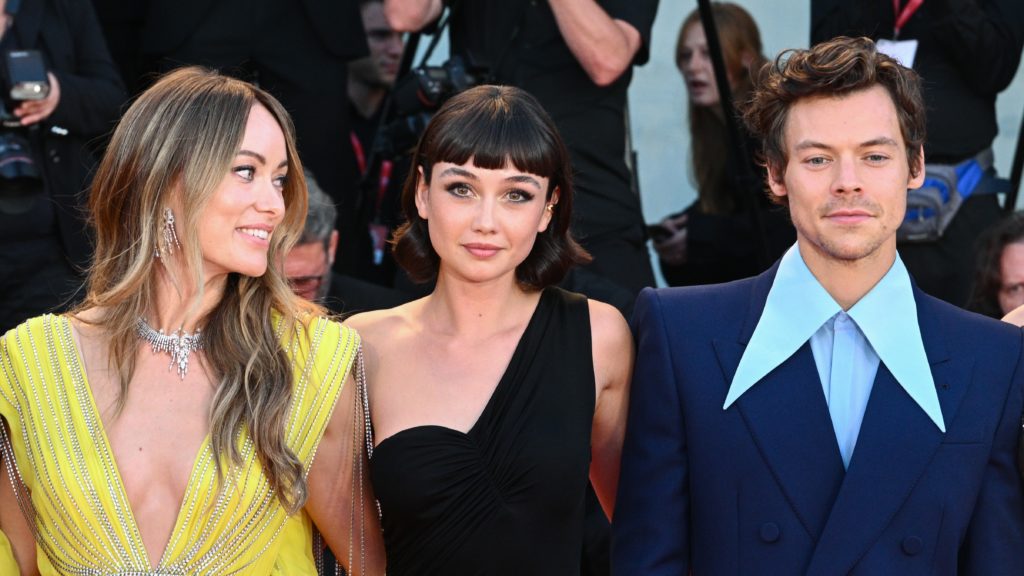  Olivia Wilde, Sydney Chandler és Harry Styles a Velencei Filmfesztiválon 2022-ben.