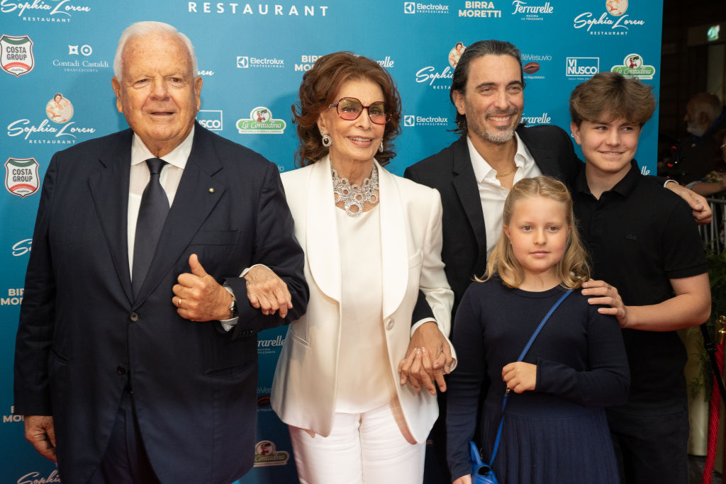 Luciano Cimmino olasz üzletember, Sophia Loren, Carlo Ponti Jr. és az unokák, Beatrice és Vittorio