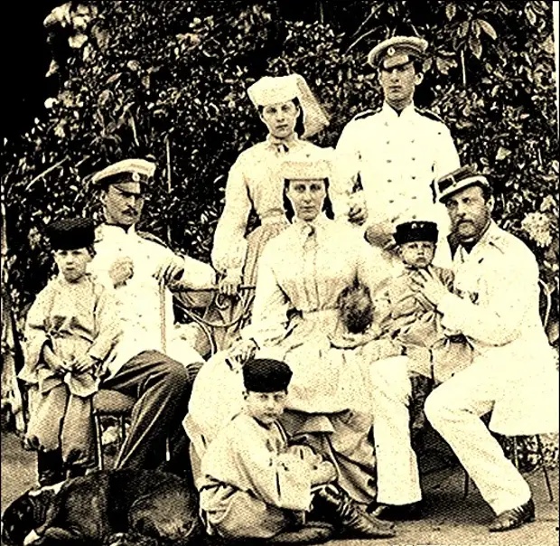 Alekszandra Joszifovna Romanova családja körében