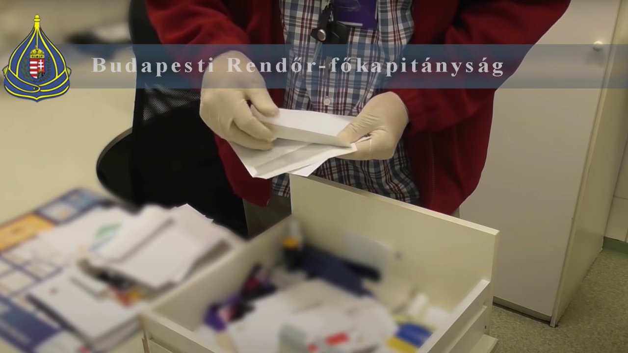Hálapénzes borítékok néznek a nyomozók egy orvosi rendelőben