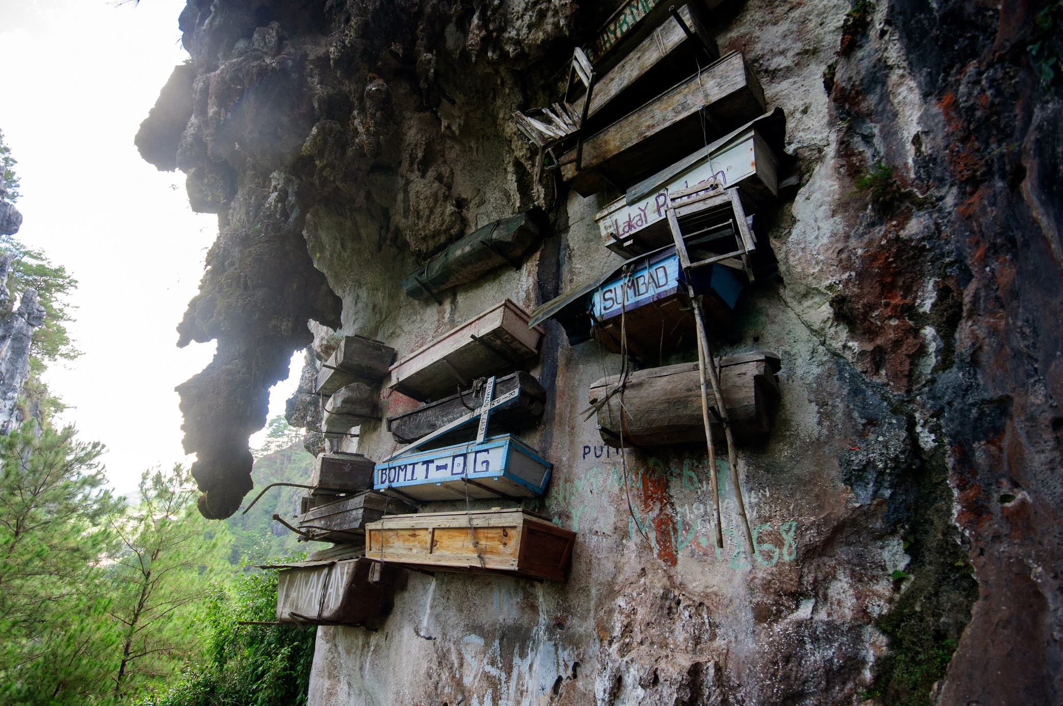 Függőkoporsók a Fülöp-szigeteken (fotó: Wikipedia)
