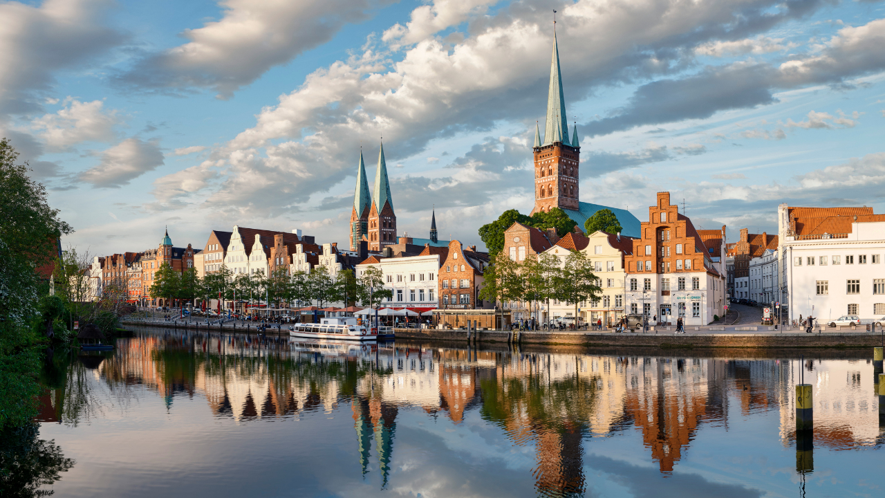 Lübeck városában a Trave folyó mentén, Schleswig-Holstein tartományban