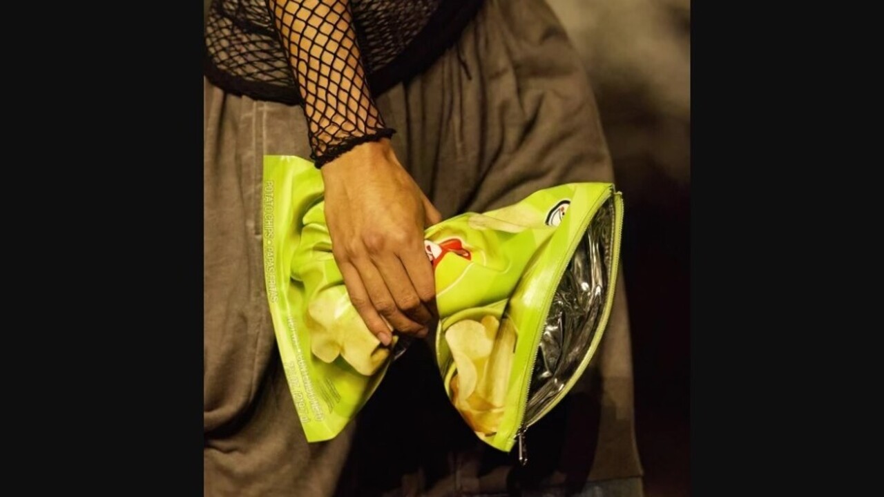 A Balenciaga chipszes zacskó formájú táskája egy modell kezében
