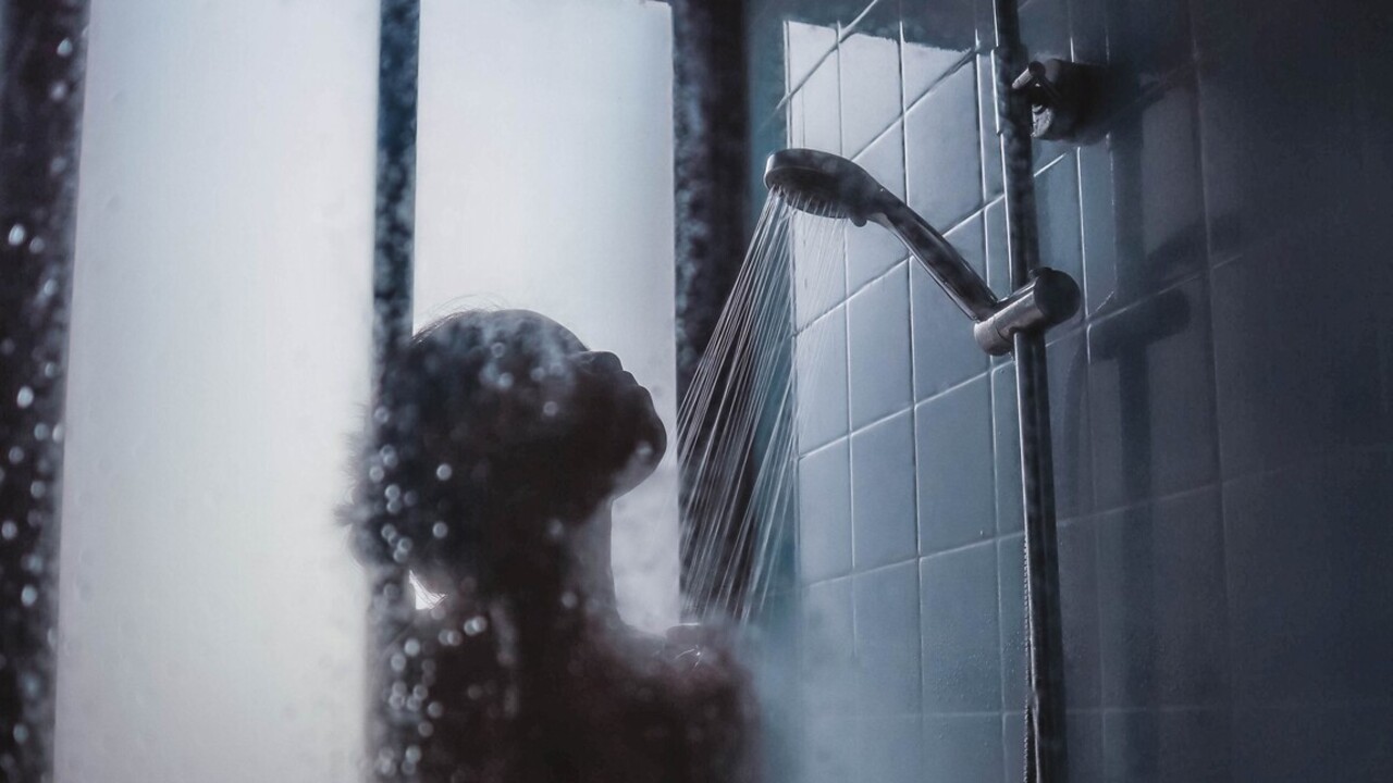 nő a zuhany alatt