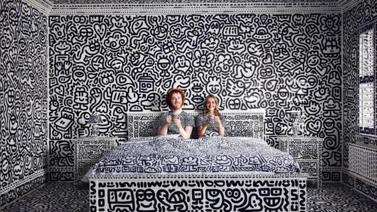 Mr. Doodle és felesége a hálószobájukban.
