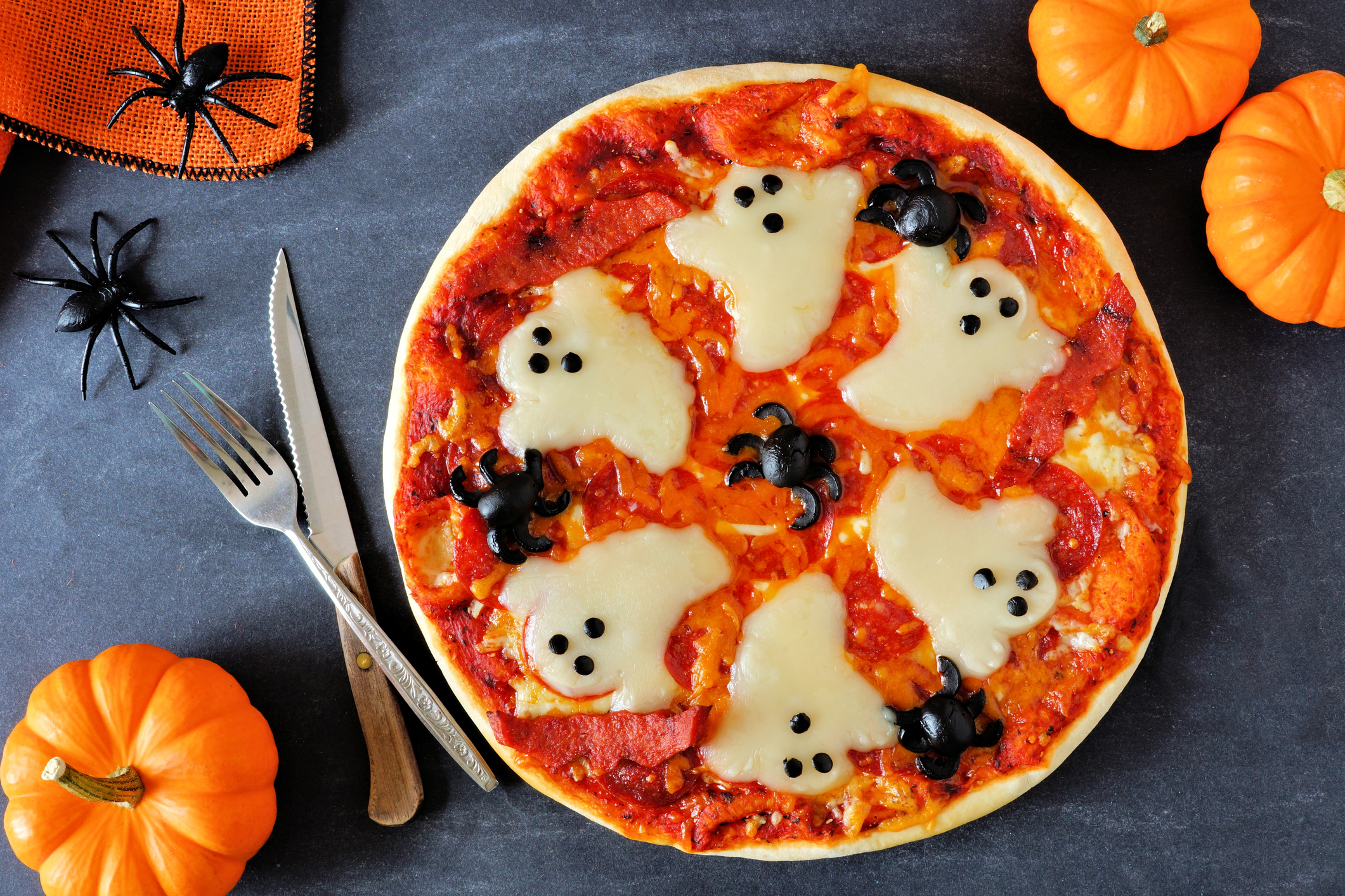 Halloweeni pizza szellem dekorációval