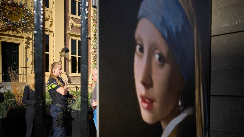Rendőr a hágai Mauritshuis múzeum előtt 2022. október 27-én, miután három embert őrizetbe vettek az intézményben, mert megpróbálták beszennyezni Jan Vermeer holland mester Leány gyöngy fülbevalóval című festményét