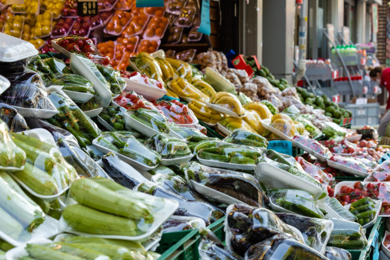 Piaci zöldség-gyümölcs árus