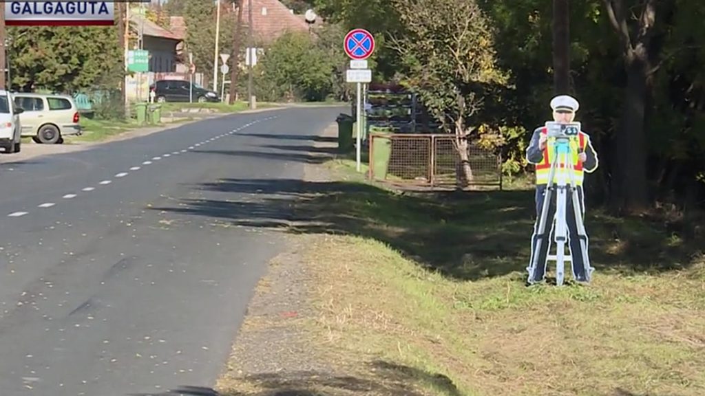 Műrendőrt állítottak az út mellé Galgagután, sokan lassítanak