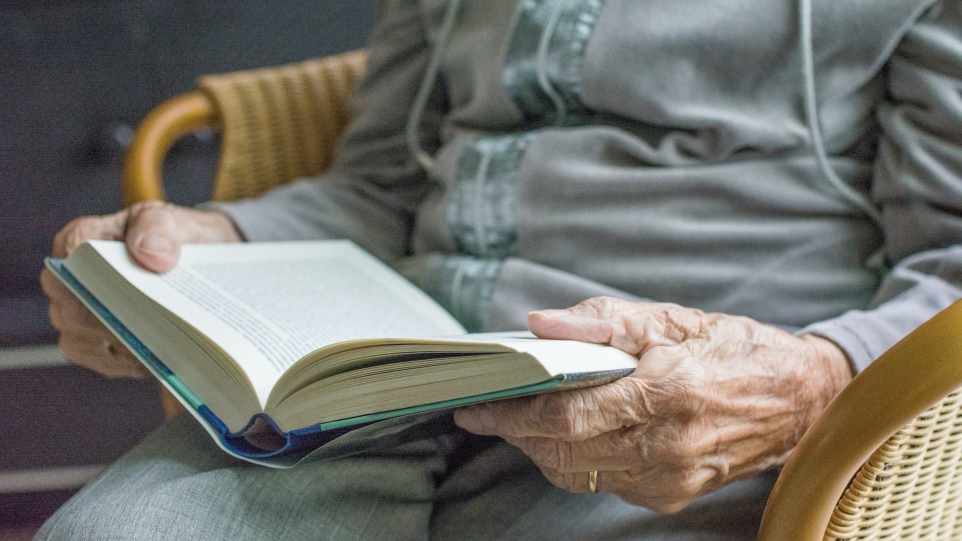 Nyugdíjas nő könyvet olvas