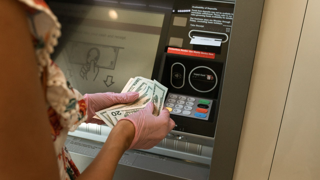 pénzt vesz fel a bankautomatából.