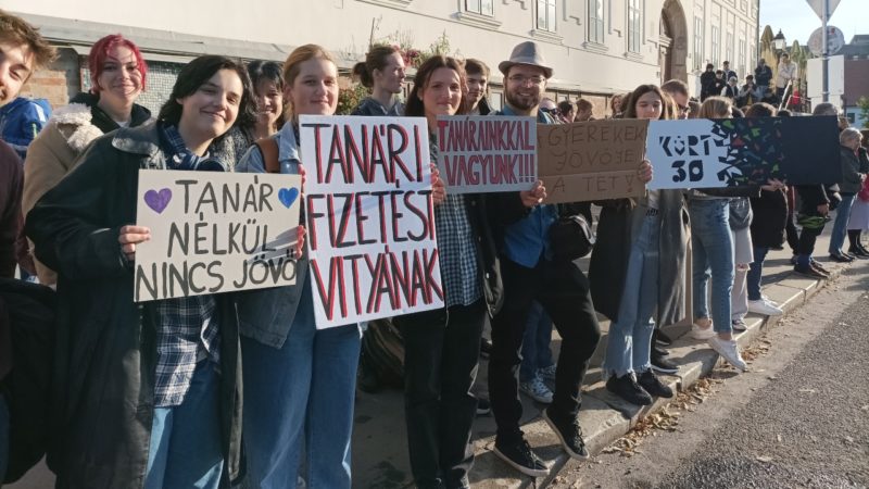 A tanárokért és a saját jövőjükért tüntetnek a Kürt Alapítványi Gimnázium diákjai (Kép: nlc)