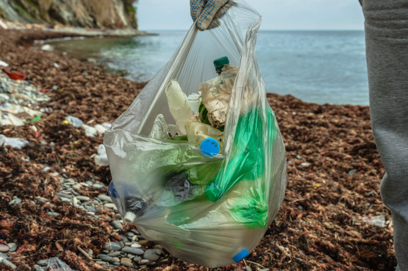 Műanyagszemét a tengerben és a tengerparton