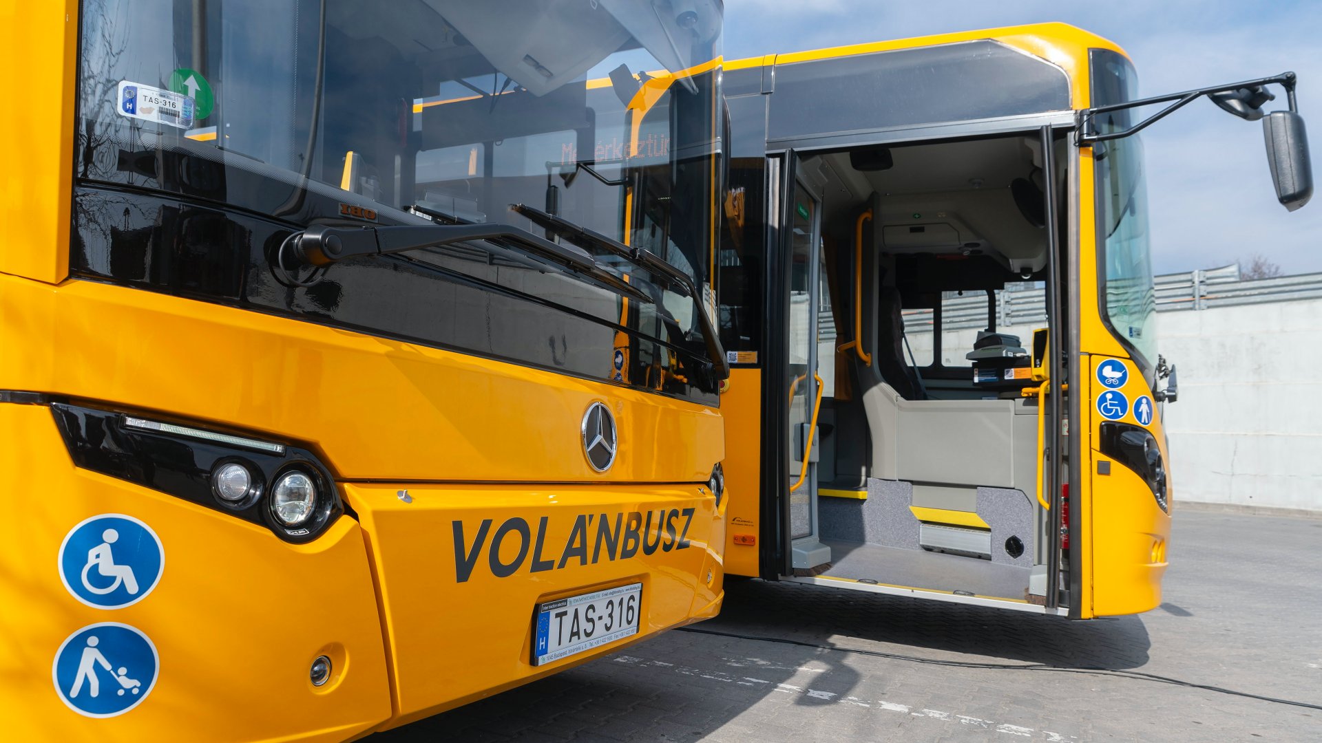 Mercedes-Benz Reform 501 (b) és Volvo 8900-as autóbusz a Volánbusz új jármûveinek bemutatóján a tatabányai buszpályaudvaron 2022. március 3-án
