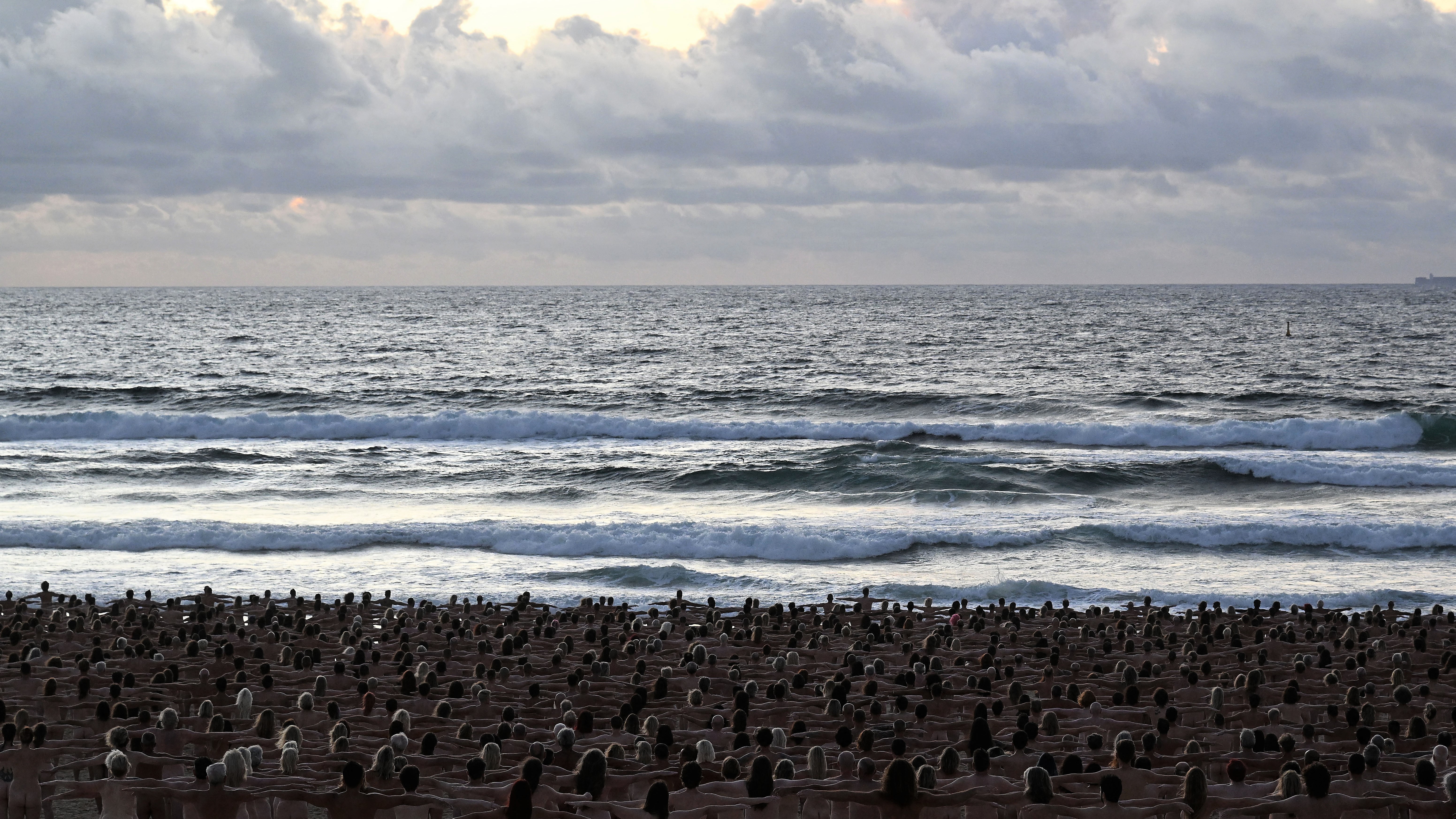 Meztelenül vonultak az ausztrál tengerpartra, hogy felhívják a figyelmet a bőrrákra