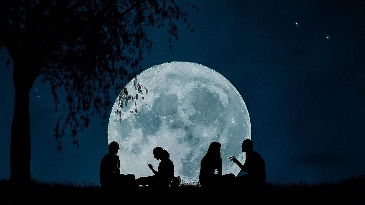 Ülő emberek a Hold előtt