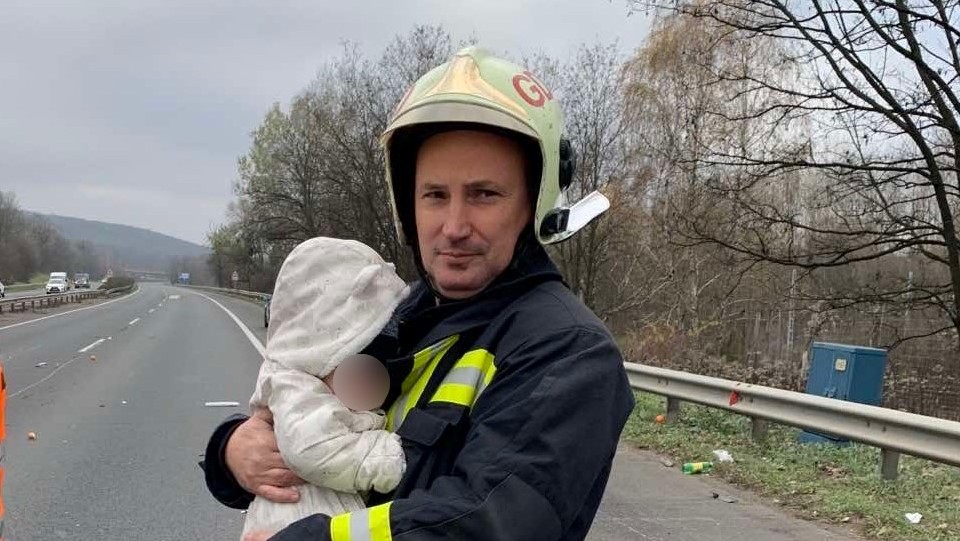 Hétköznapi hősök: tűzoltó vigyázott a kisbabára egy autóbaleset helyszínén