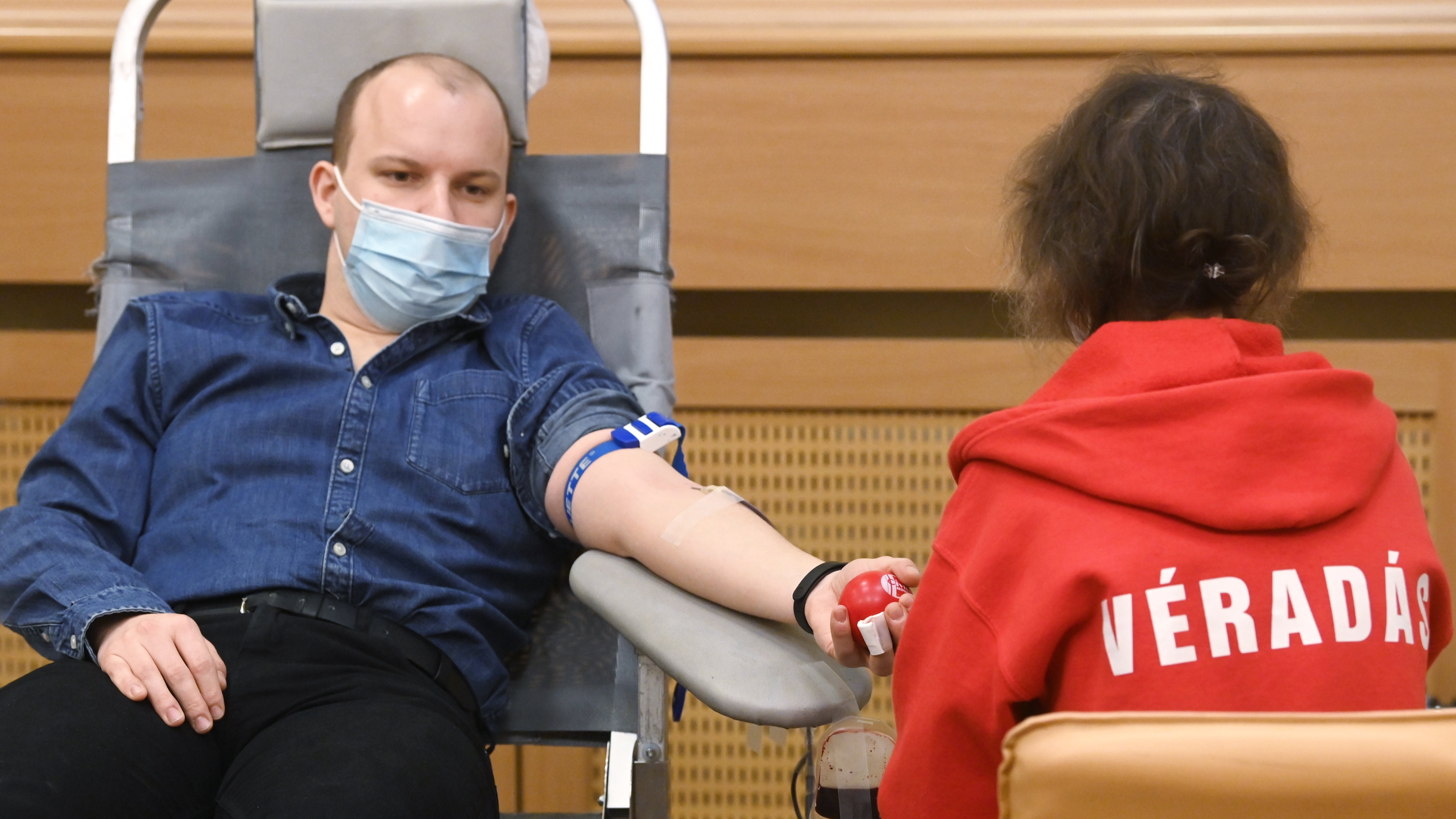 Egy férfi vért ad
