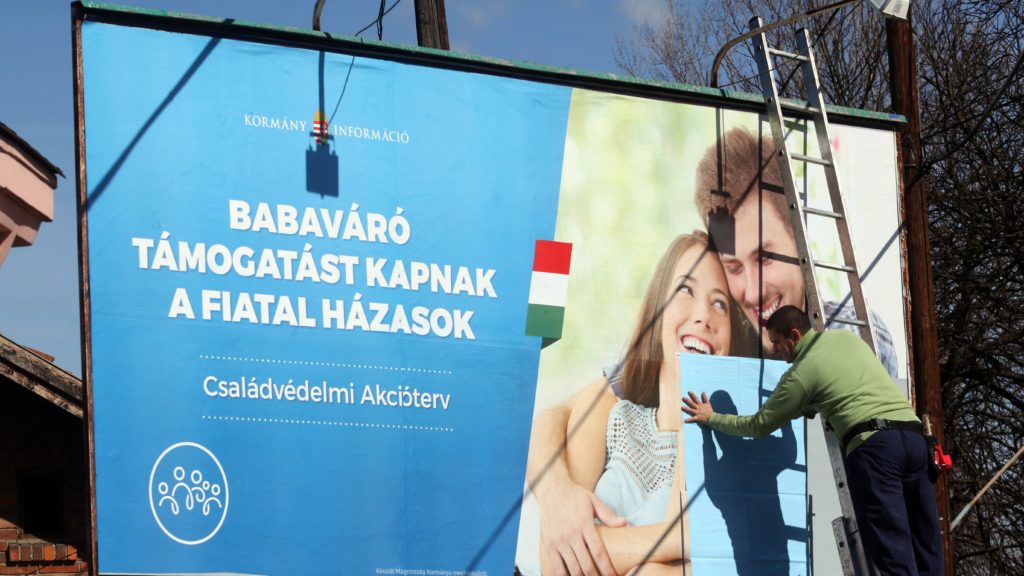 A családvédelmi akcióterv keretében életbe lépő intézkedést, a babaváró támogatást népszerűsítő plakátot ragasztanak ki Miskolcon 2019. március 16-án. 