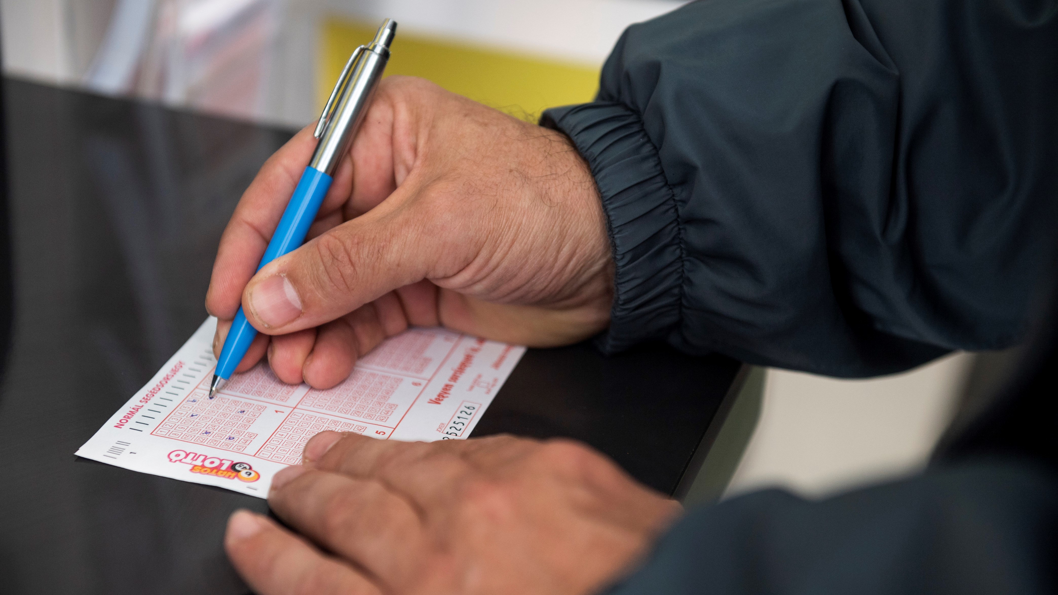 Lottószelvényt tölt ki egy férfi a Szerencsejáték Zrt. Csalogány utcai lottózójában Budapesten 2019. március 22-én