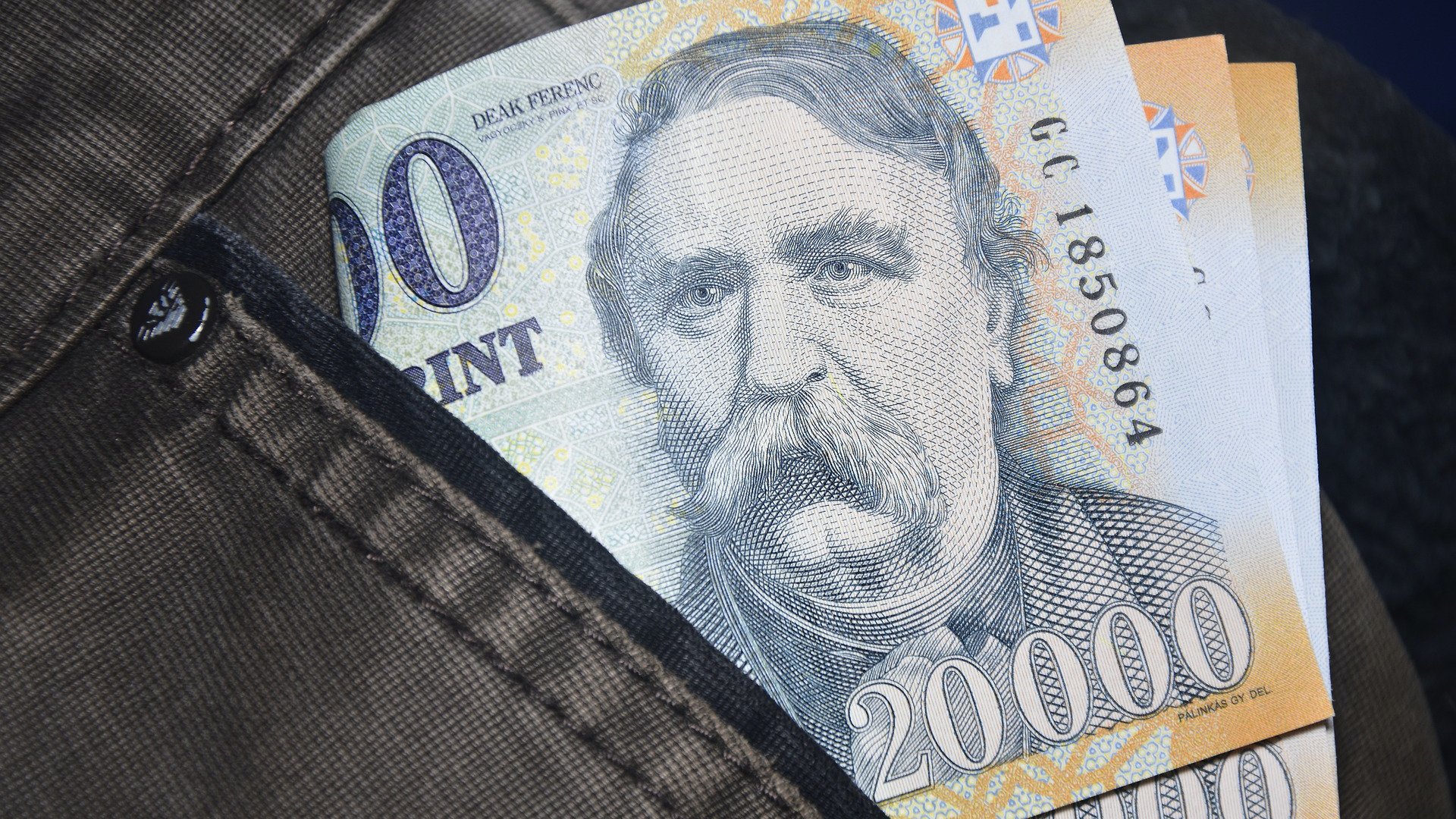 Húszezres bankjegyek egy nadrág zsebében