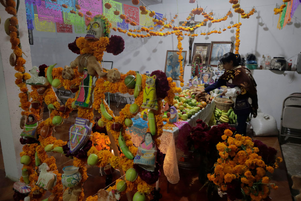 Mexikói házi oltár és halottak napi dekoráció