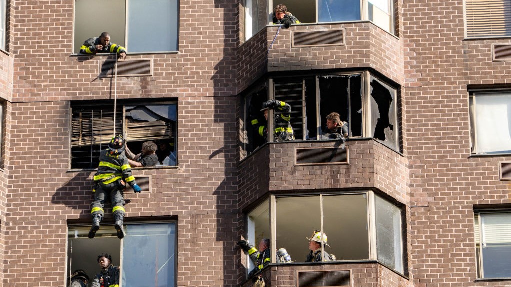 Tűzoltók egy manhattani épületnél mentés közben manhattani 2022. november 5-én.