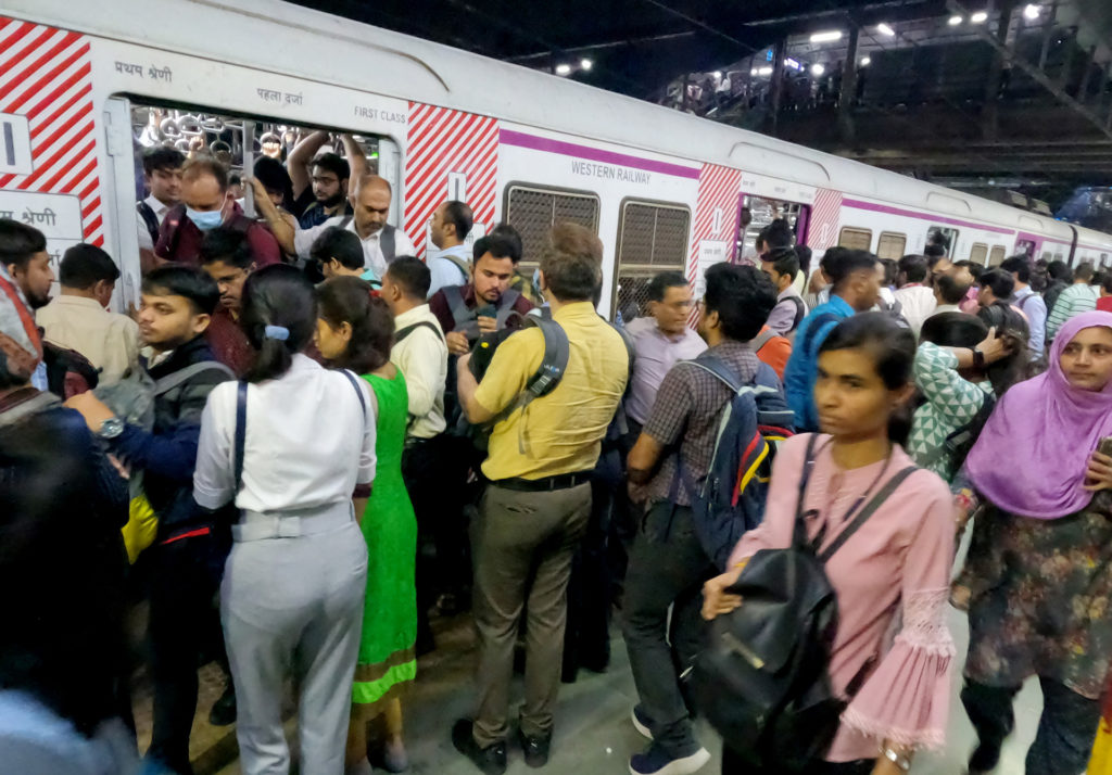 Tömeg a mumbai metróban (Fotó: Indranil Aditya/NurPhoto via Getty Images)