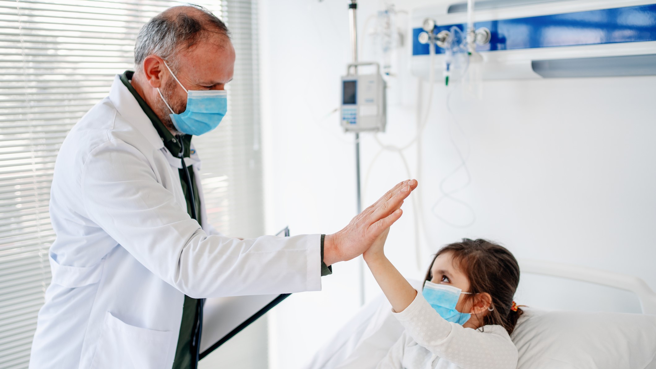 Kislány és orvosa egy kórházi szobában