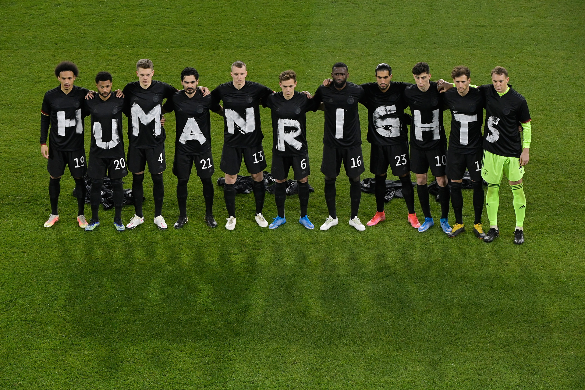 A német válogatott játékosai tiltakoznak az emberi jogok megsértése ellen, a katari vb selejtezőn 2021 március 25-én, a Németország-Izland mérkőzésen (Fotó: Tobias Schwarz - Pool/Getty Images)