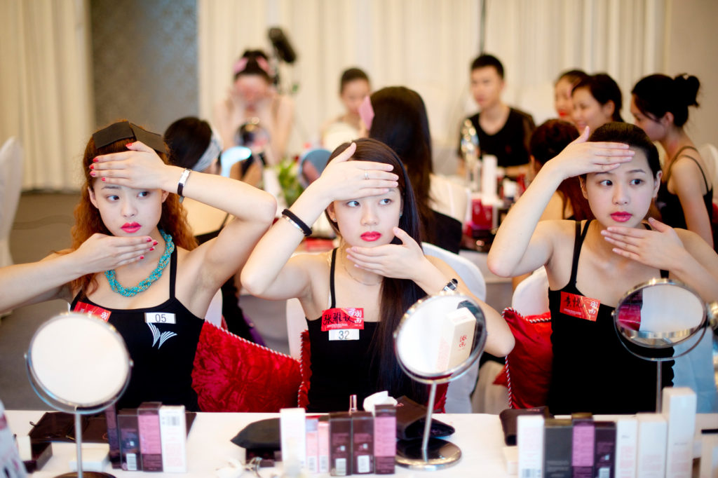 A Miss Universe China versenyzői sminkelési praktikákat tanulnak (Fotó: Keith Bedford/Bloomberg via Getty Images)