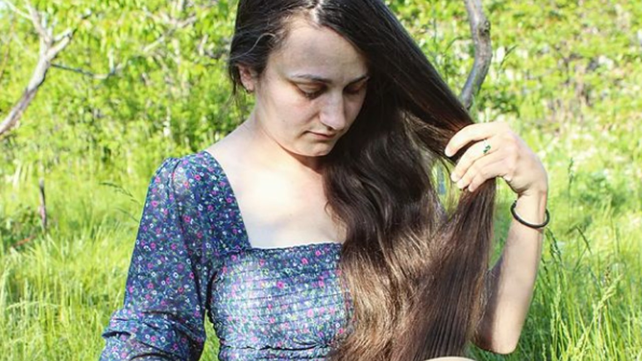 hosszú hajú nő