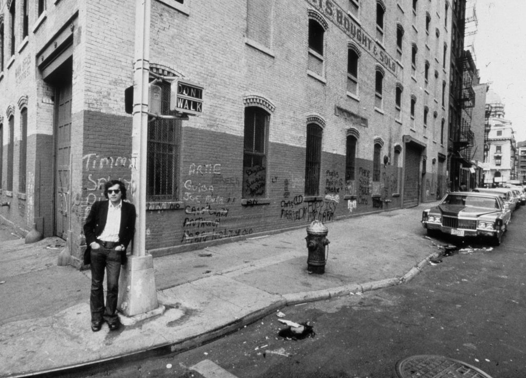 Martin Scorsese a Hester és Baxter Street sarkán, az Aljas utcák egyik New York-i helyszínén (Fotó: Jack Manning/New York Times Co./Getty Images)