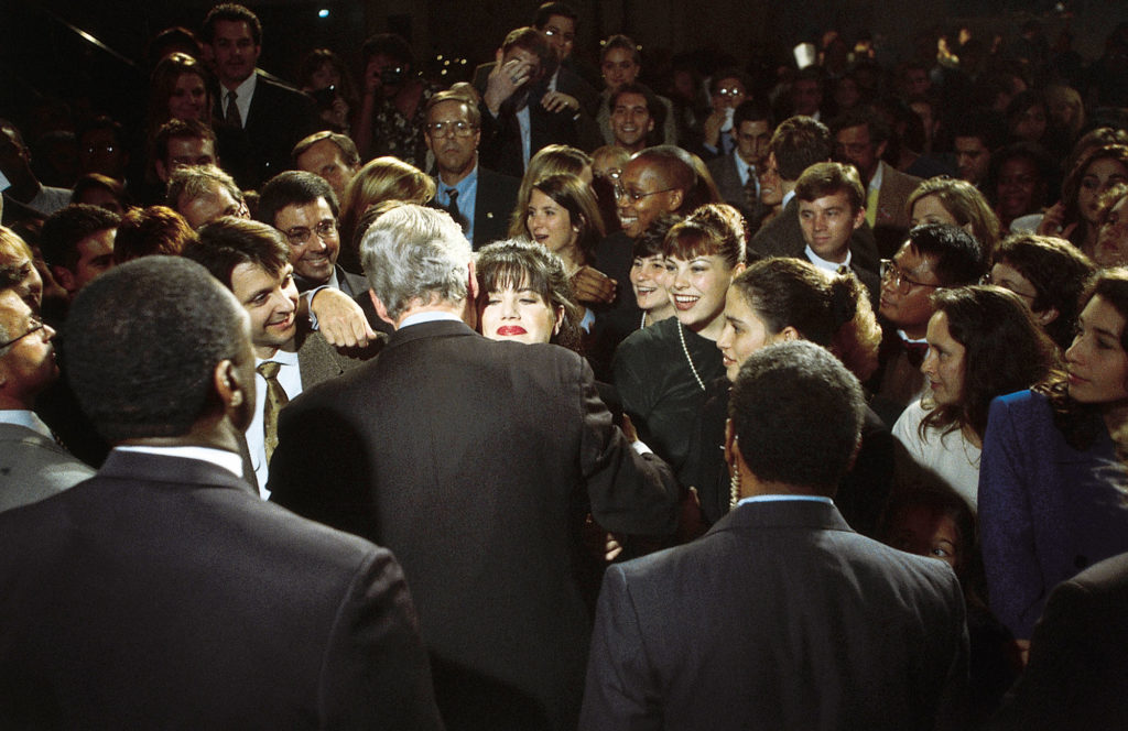 Clinton átöleli Monica Lewinsky-t egy Washington-i adománygyűjtő rendezvényen (Fotó: Dirck Halstead/Getty Images)