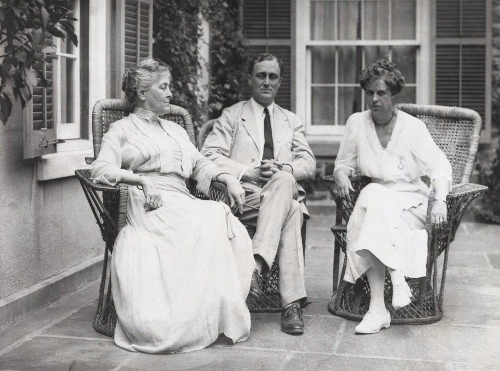 Franklin Delano Roosevelt feleségével Eleanor-ral (jobbra) és anyjával Sara-val (balra) - Fotó: Getty Images