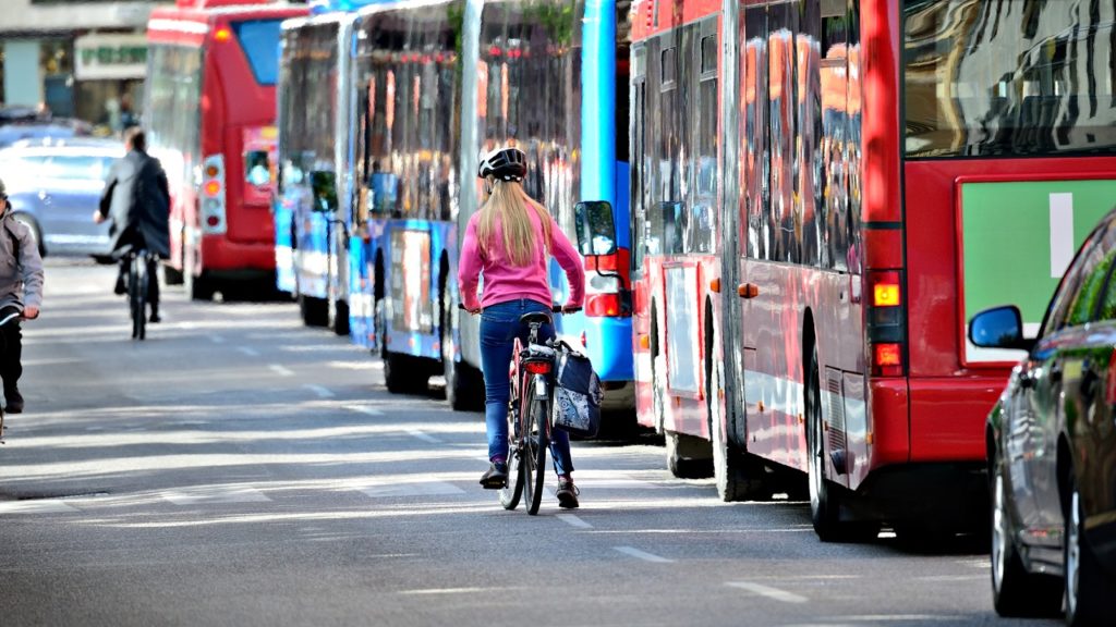 Végre megtudják a buszsofőrök, hogy milyen mellettük biciklisnek lenni