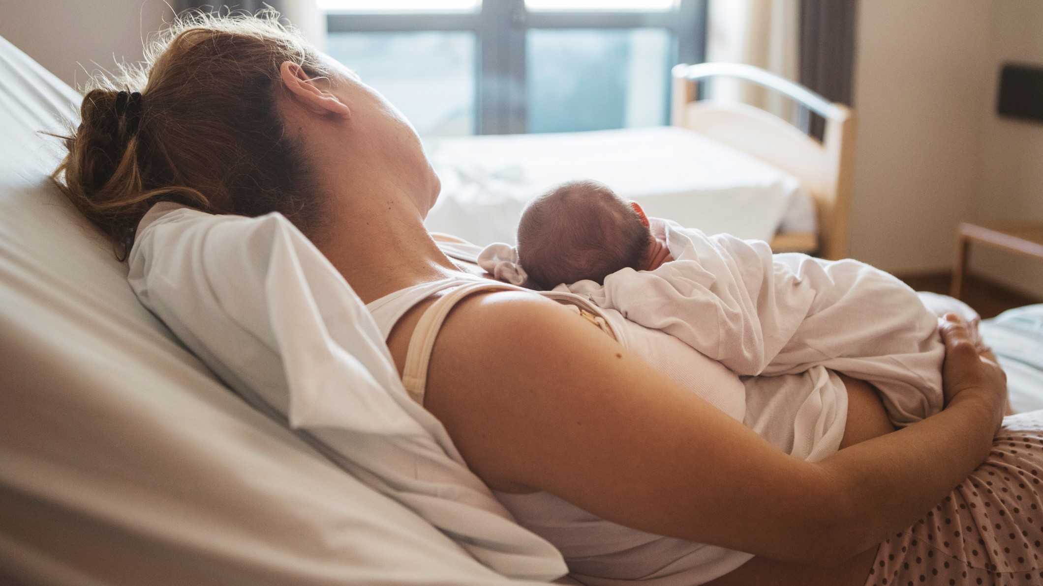 Kismama újszülött babájával a kórházi ágyon