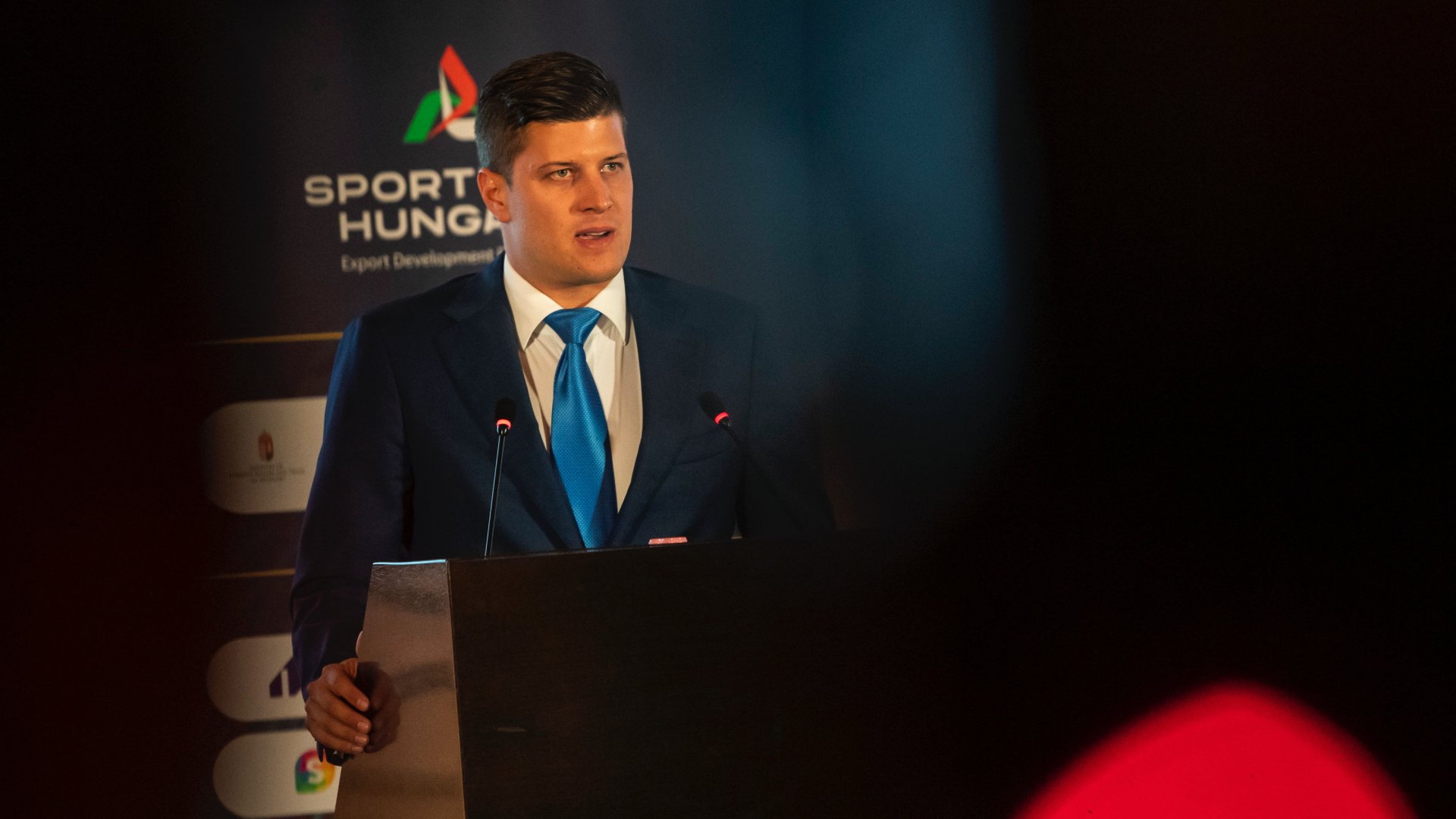 Gyurta Dániel külügyminiszteri fõtanácsadó beszél a Sporttech Hungary projektzáró rendezvényén a Kopaszi gátnál, az Öbölház rendezvényközpontban 2021. július 2-án