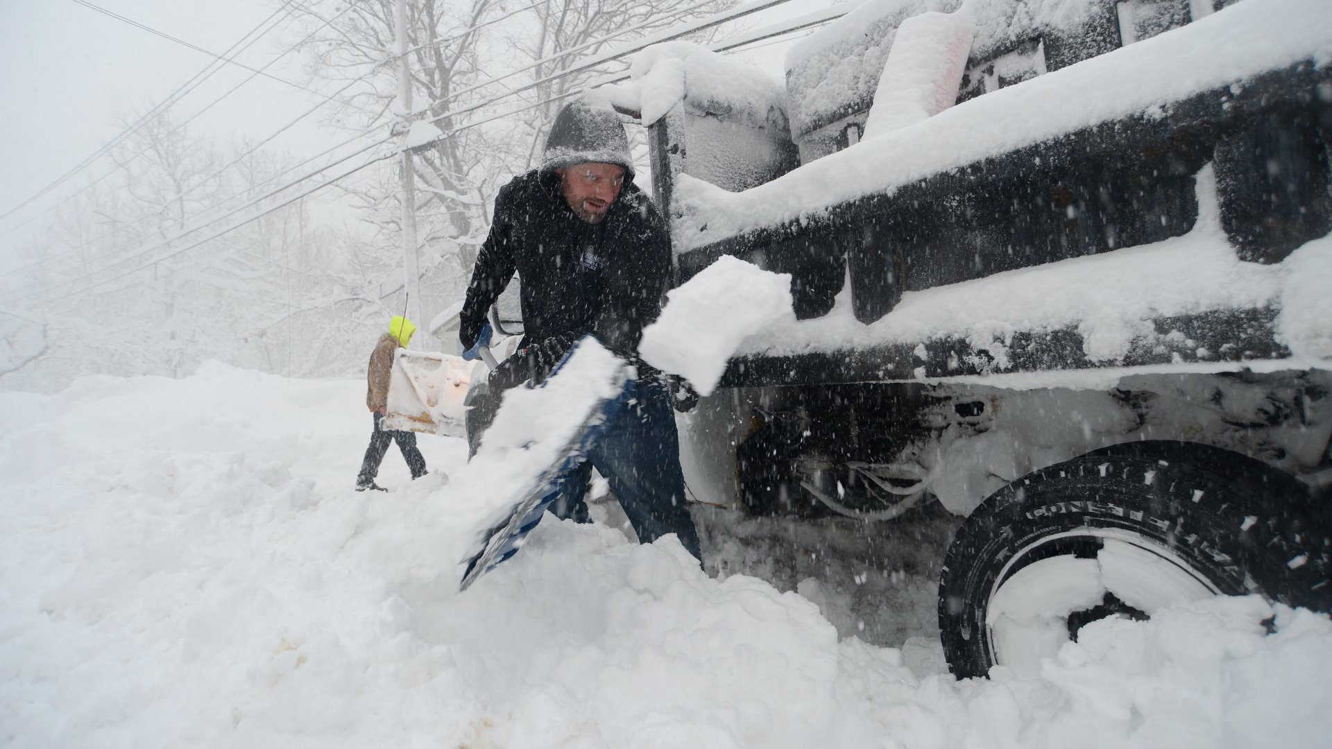 Bob Roesca segít kiásni egy járművet a hóból, miután egy hóvihar érte el a New York állambeli Hamburgot 2022. november 18-án