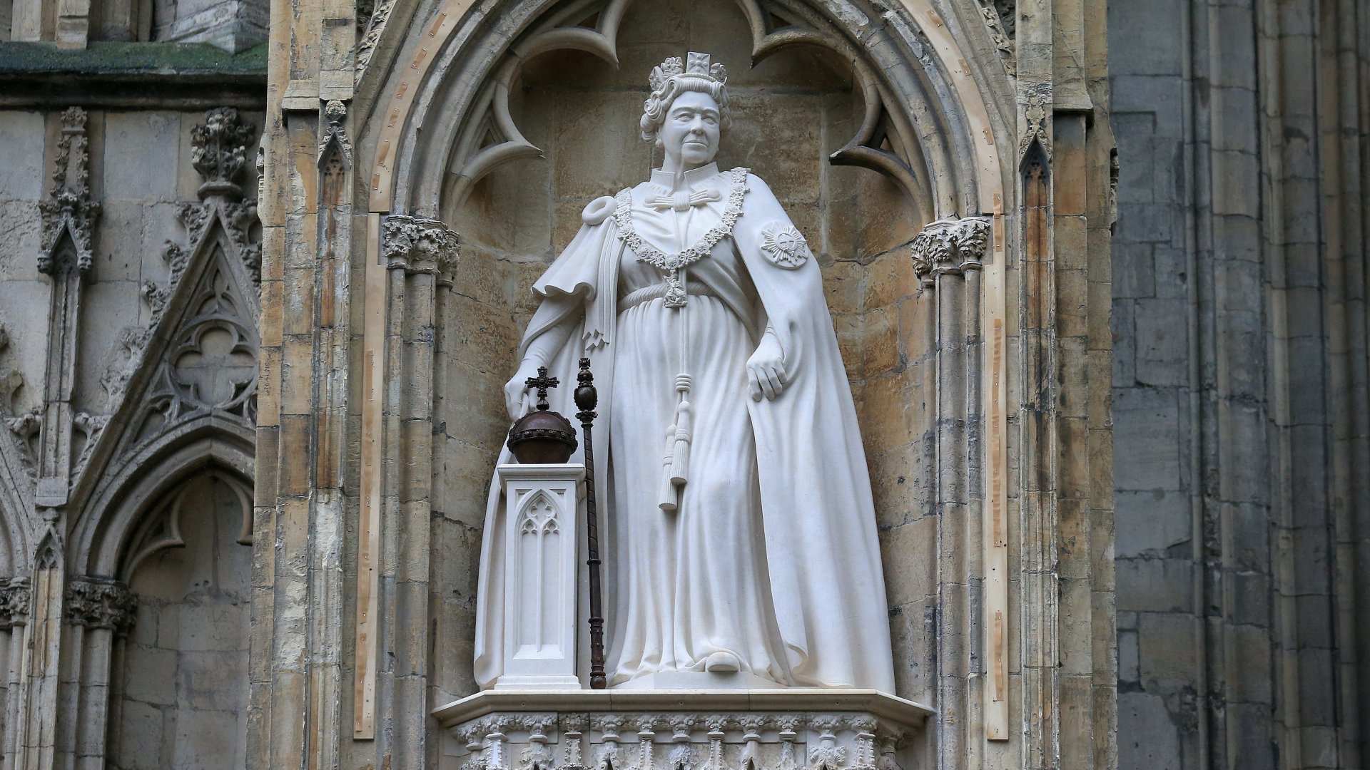 A néhai II. Erzsébet királynő szobra az észak-angliai Yorkban 2022. november 9-én