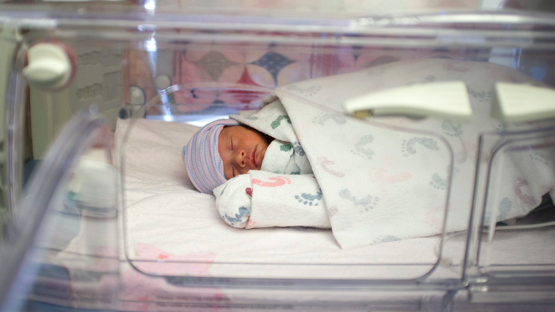 Inkubátorban lévő koraszülött baba