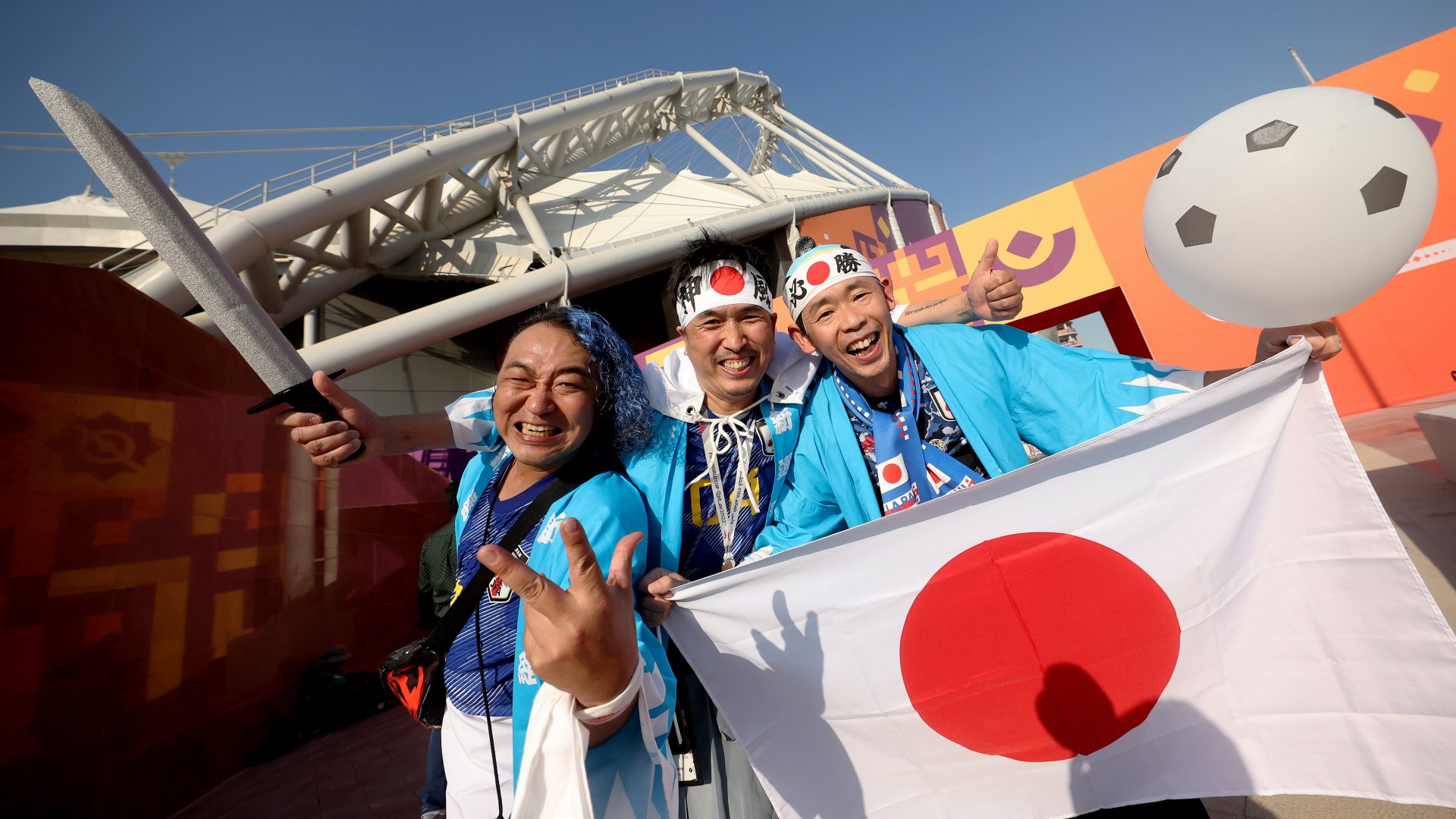 Japán szurkolók érkeznek a stadionba a 2022-es katari labdarúgó-világbajnokság E csoportjának Németország-Japán mérkőzése előtt a Khalifa International stadionba, Dohában, Katarban, 2022. november 23-án