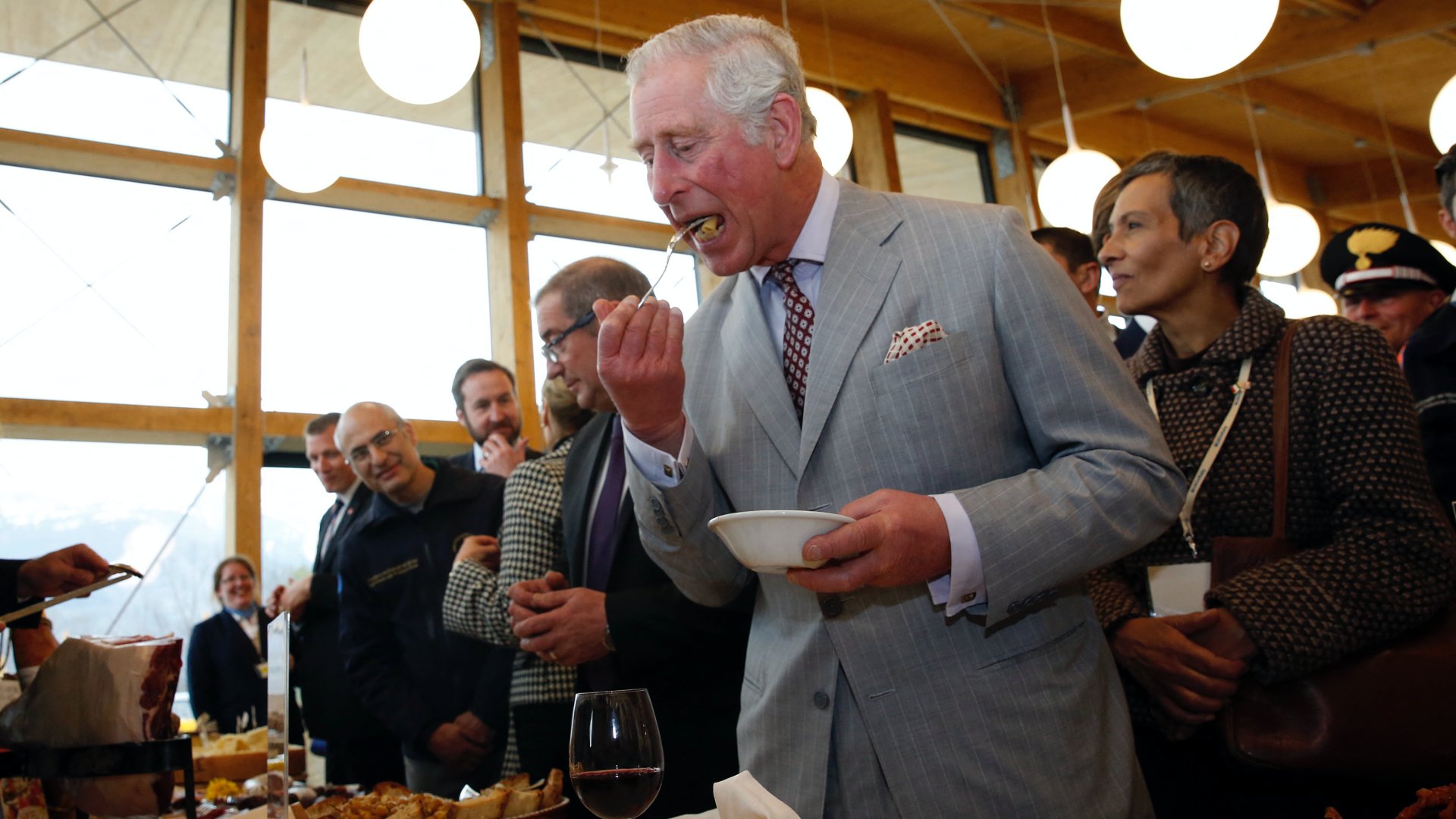 Károly brit walesi herceg Gricia tésztaételét kóstolja a földrengés sújtotta olaszországi Amatrice városában tett látogatása során 2017. április 2-án